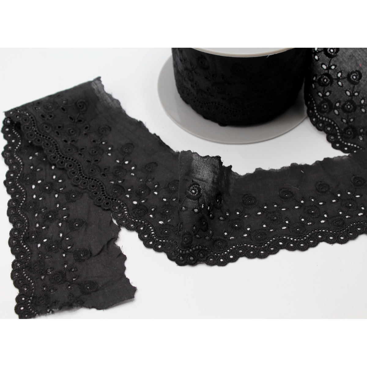 Galon coton broderie anglaise brodé 75mm x 1m noir Galon coton broderie anglaise brodé 75mm x 1m noir