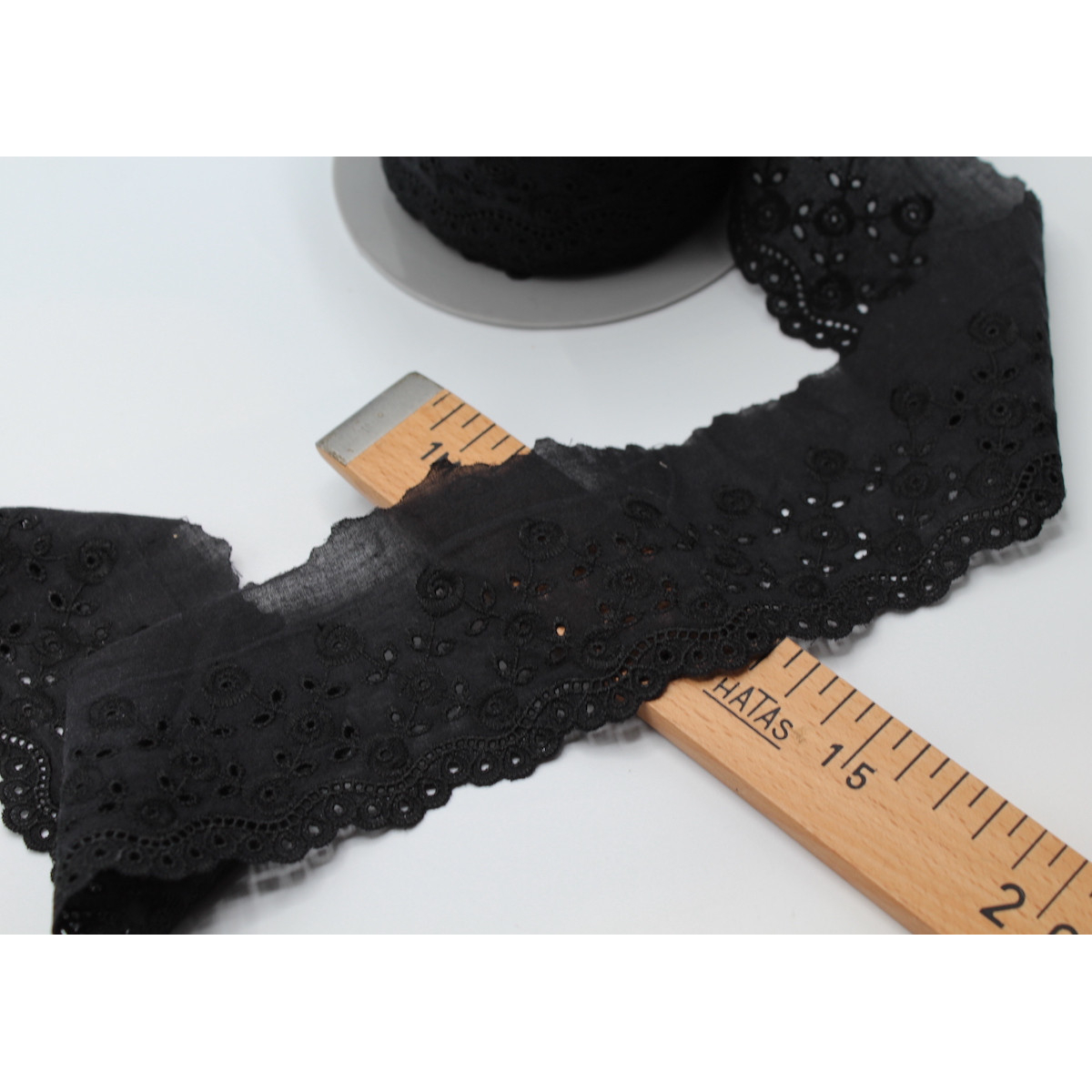 Galon coton broderie anglaise brodé 75mm x 1m noir Galon coton broderie anglaise brodé 75mm x 1m noir