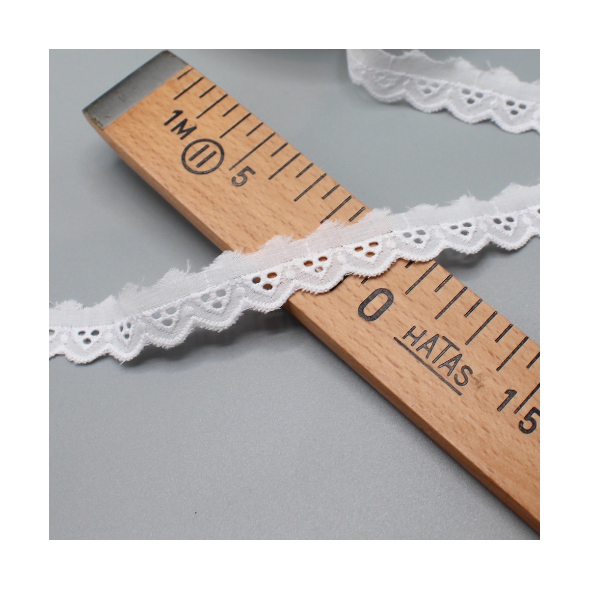 Galon coton broderie anglaise brodé 16mm x 1m Galon coton broderie anglaise brodé 16mm x 1m