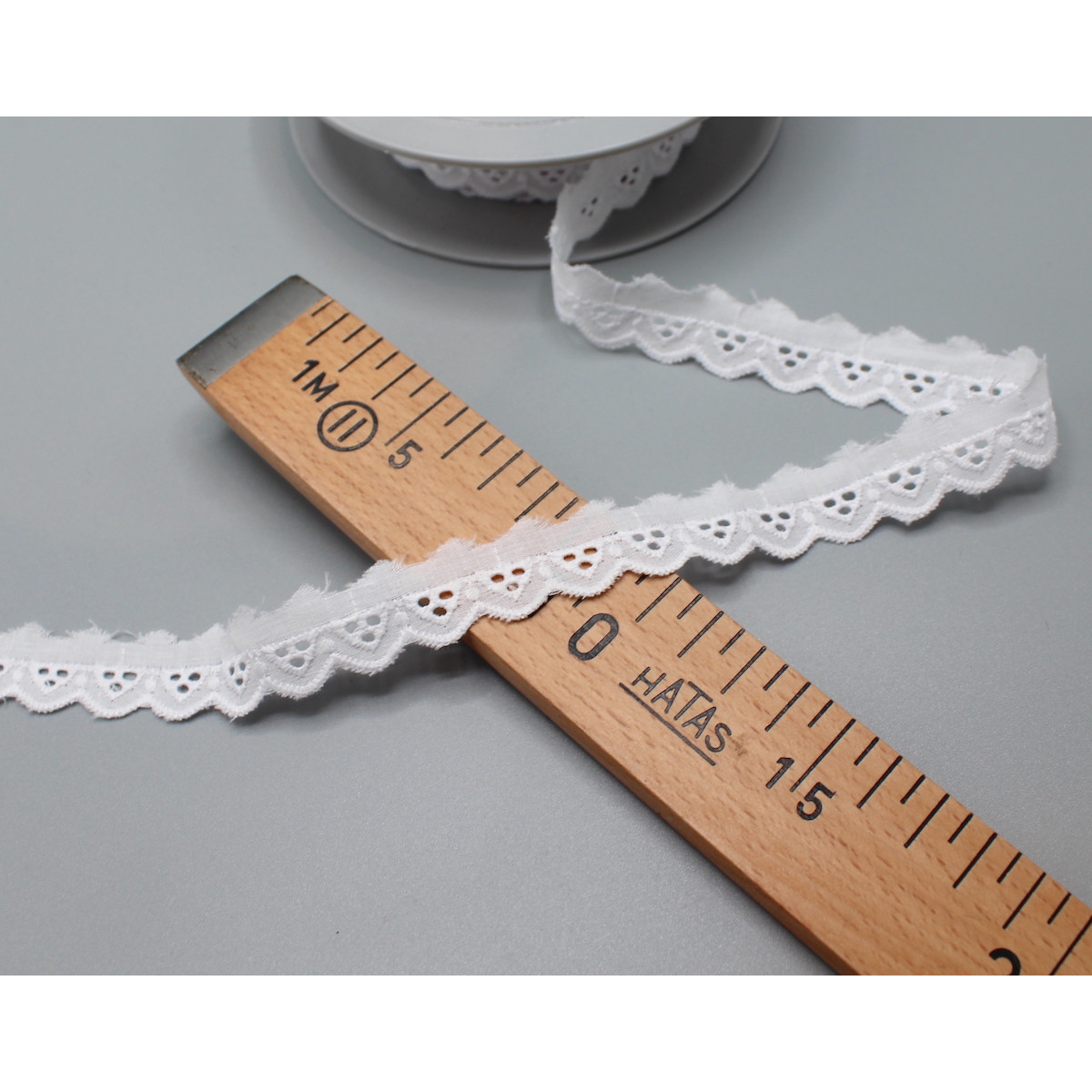 Galon coton broderie anglaise brodé 16mm x 1m Galon coton broderie anglaise brodé 16mm x 1m