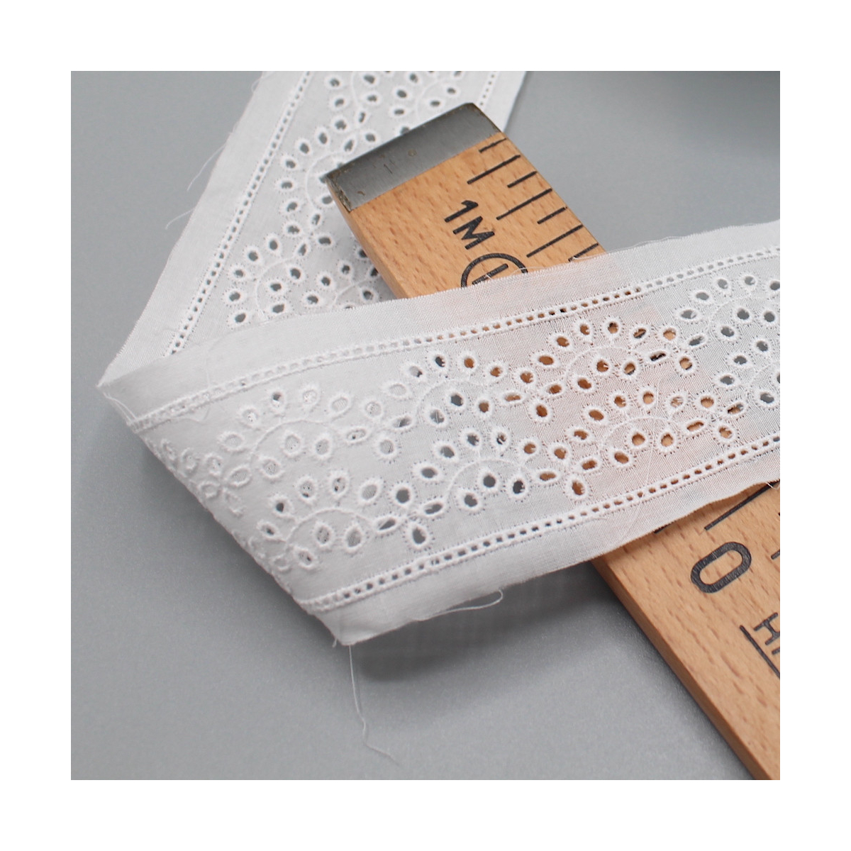 Galon coton broderie entredeux anglaise brodé 57mm x 1m Galon coton broderie entredeux anglaise brodé 57mm x 1m