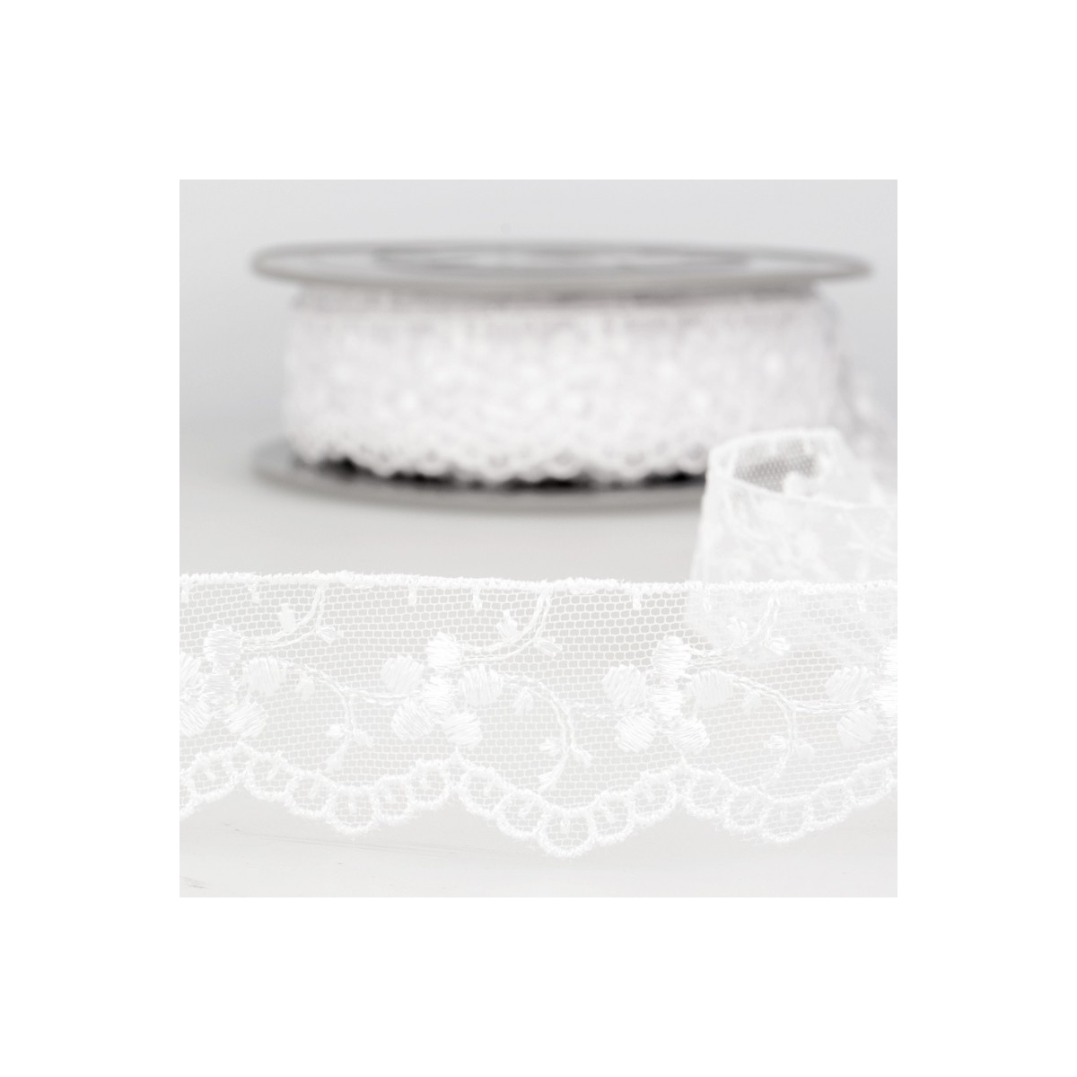 Galon dentelle tulle brodé 35mm x 1m blanc Galon dentelle tulle brodé 35mm x 1m blanc
