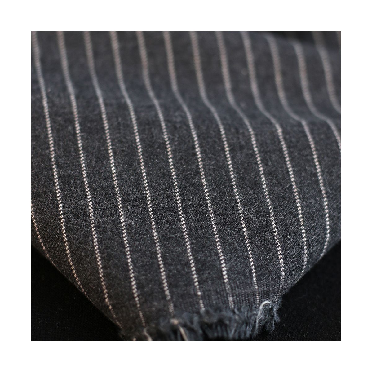 Tissu sergé de coton gratté organique rayures tissées anthracite Tissu sergé de coton gratté organique rayures tissées anthracite