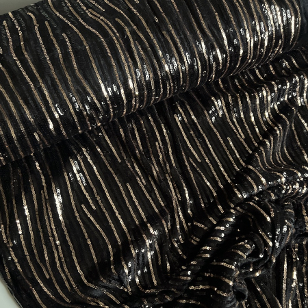Sequins rayures / vagues dorées et noires sur velours noir Batikou - 1 Sequins rayures / vagues dorées et noires sur velours noir Batikou - 1