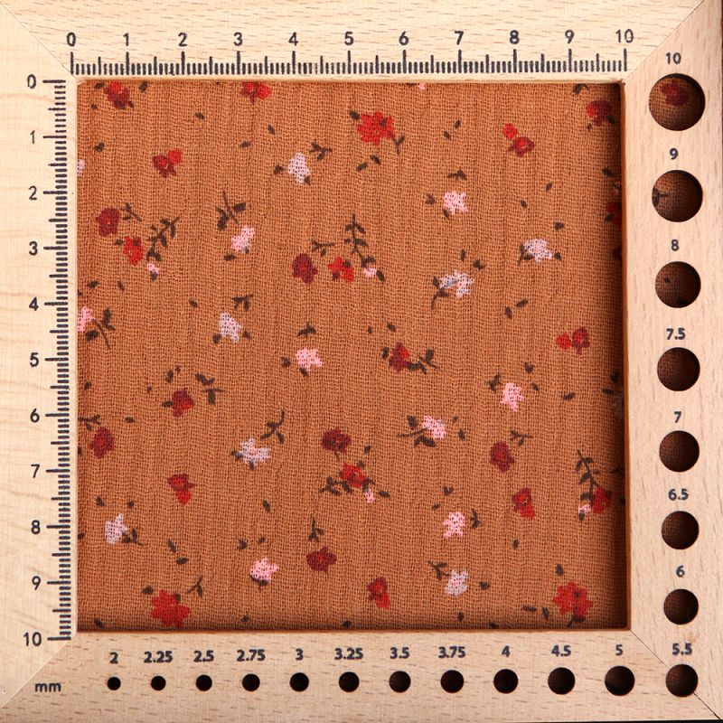 Double gaze de coton motif fleuri fond pain d'épices