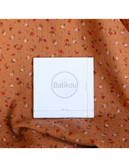 Double gaze de coton motif fleuri fond pain d'épices