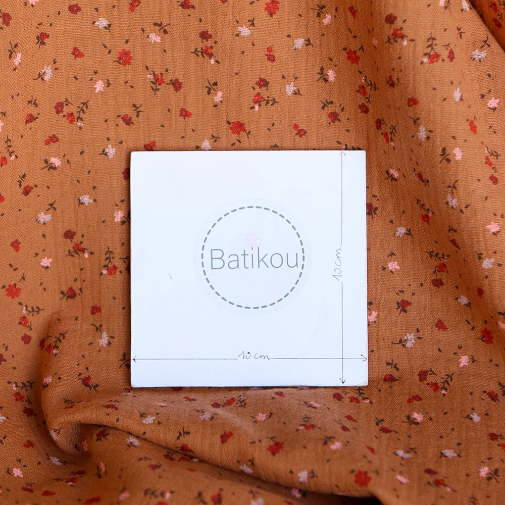 Double gaze de coton motif fleuri fond pain d'épices