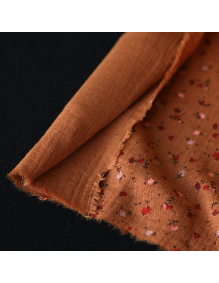 Double gaze de coton motif fleuri fond pain d'épices