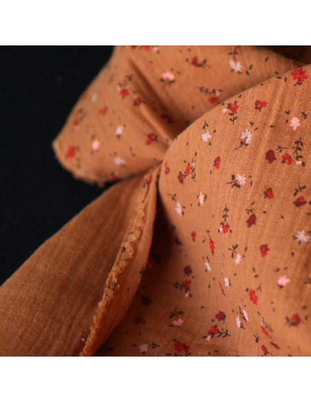 Double gaze de coton motif fleuri fond pain d'épices