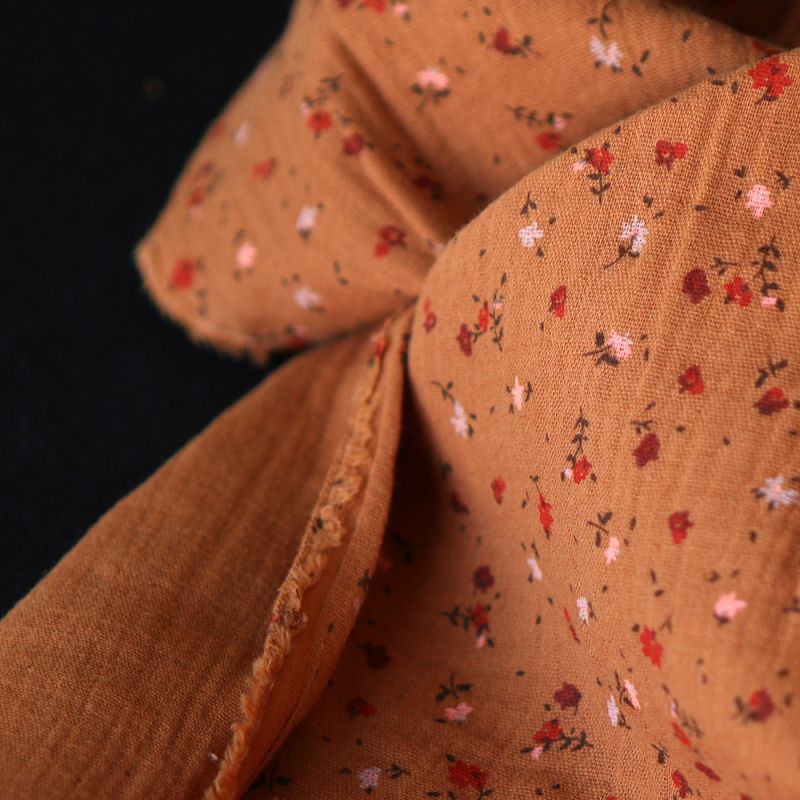 Double gaze de coton motif fleuri fond pain d'épices