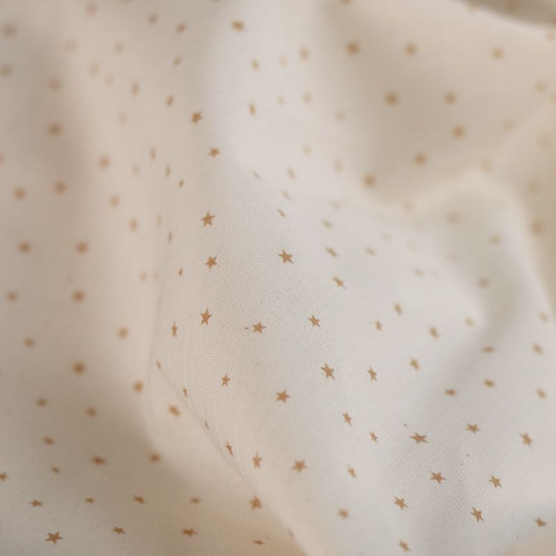 Star - Popeline douce coton organique fond ivoire petites étoiles moutarde