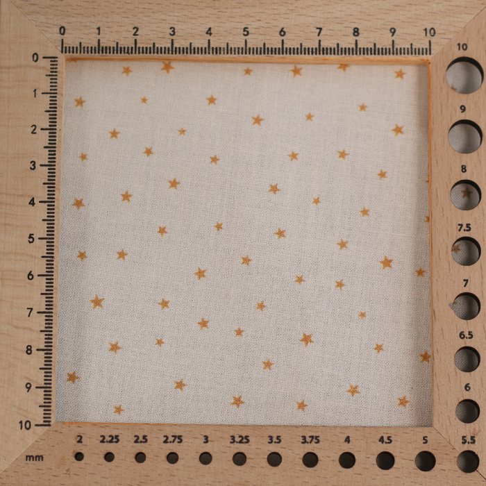 Star - Popeline douce coton organique fond ivoire petites étoiles moutarde