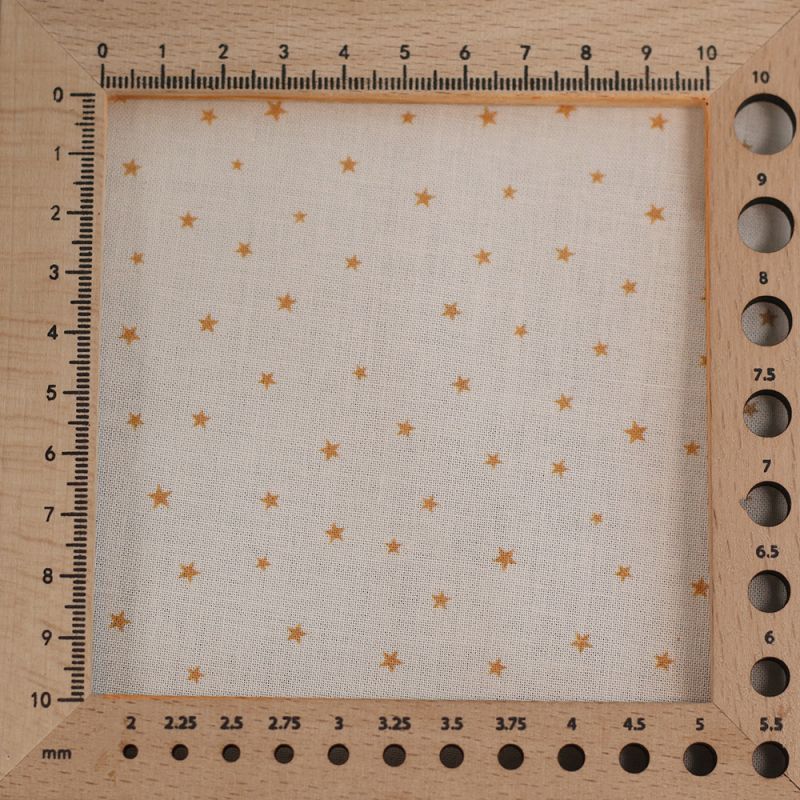 Star - Popeline douce coton organique fond ivoire petites étoiles moutarde