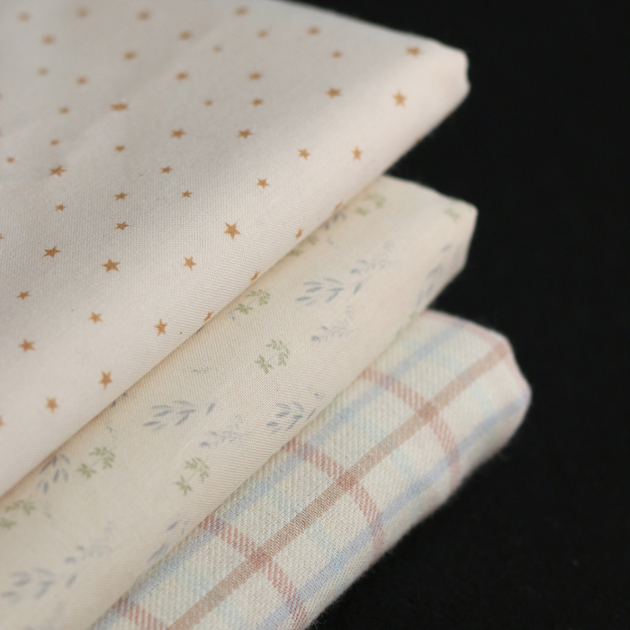 Star - Popeline douce coton organique fond ivoire petites étoiles moutarde