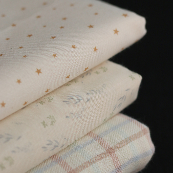 Star - Popeline douce coton organique fond ivoire petites étoiles moutarde