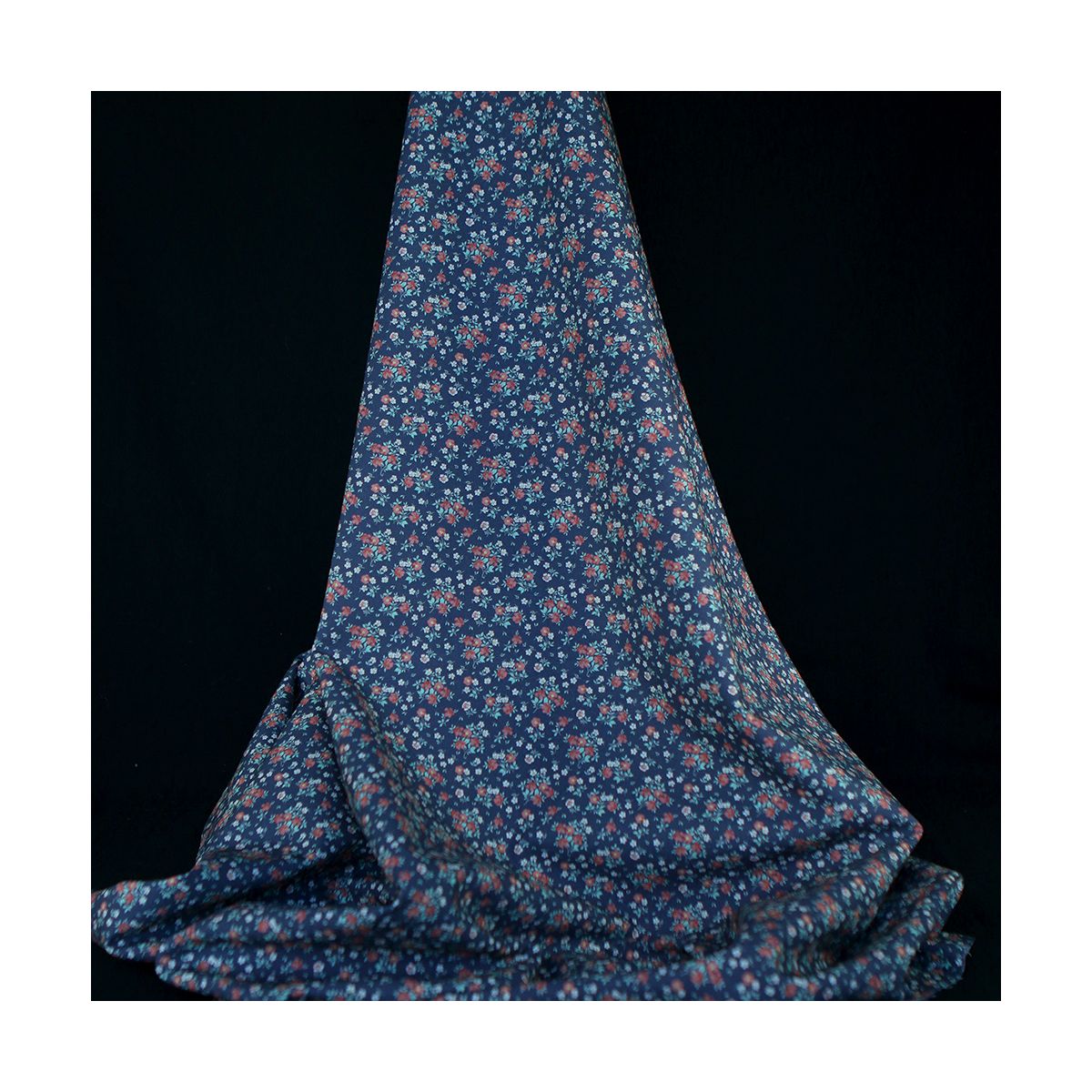 Isaure - Popeline douce coton fleuri bleu marine Isaure - Popeline douce coton fleuri bleu marine