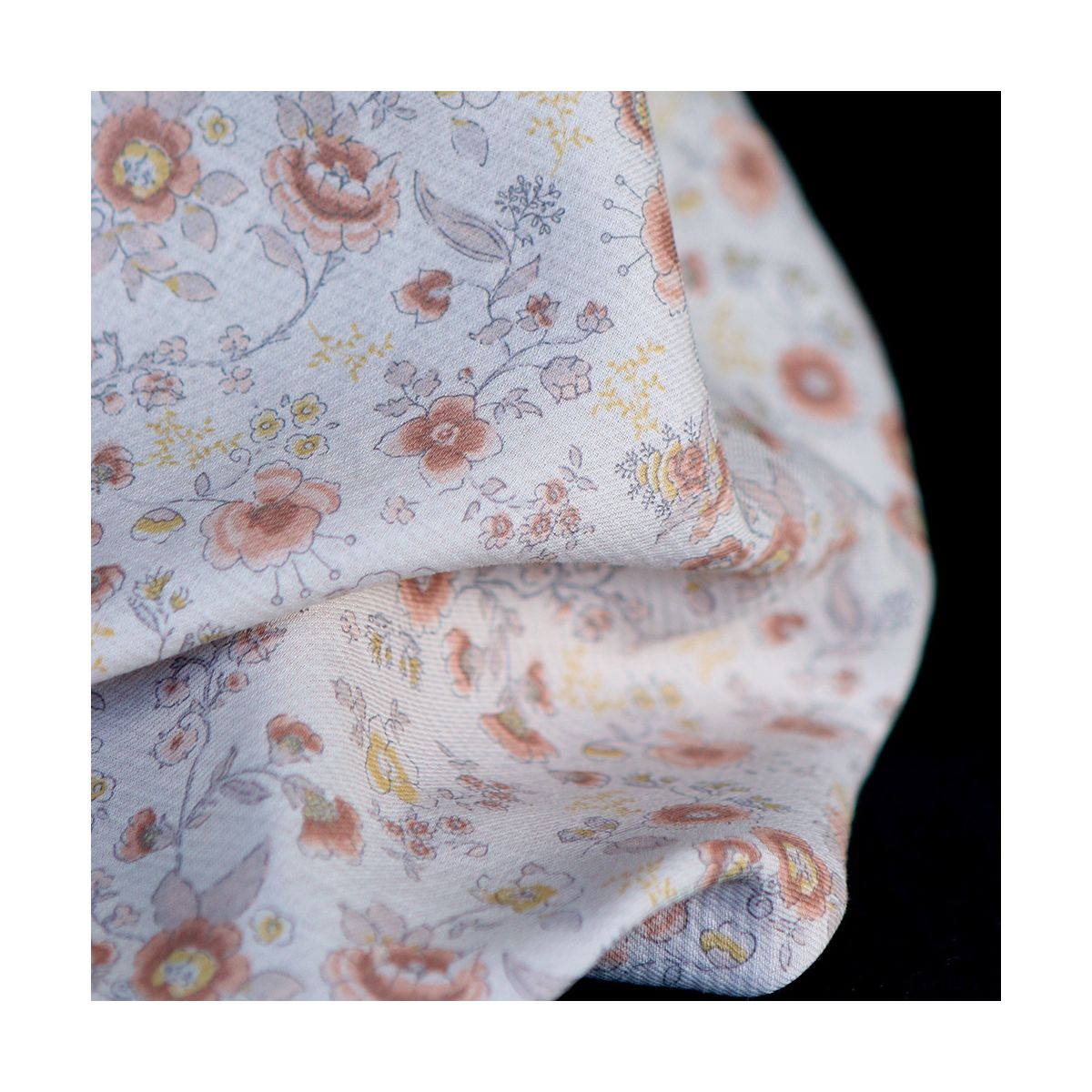 April - Tissu coton piqué léger texturé fleuri rose April - Tissu coton piqué léger texturé fleuri rose