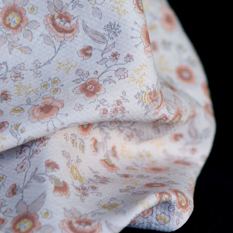 April - Tissu coton piqué léger texturé fleuri rose
