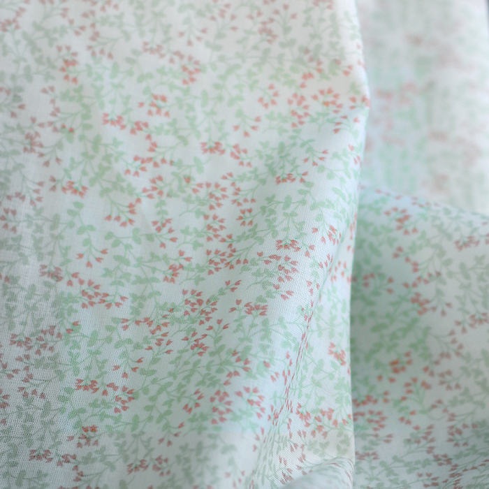 Evie - Batiste de coton SILKYNE à imprimé petit fleuri vert doux