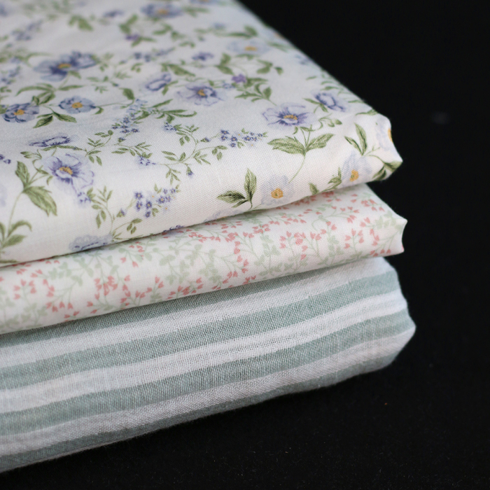 Evie - Batiste de coton SILKYNE à imprimé petit fleuri vert doux