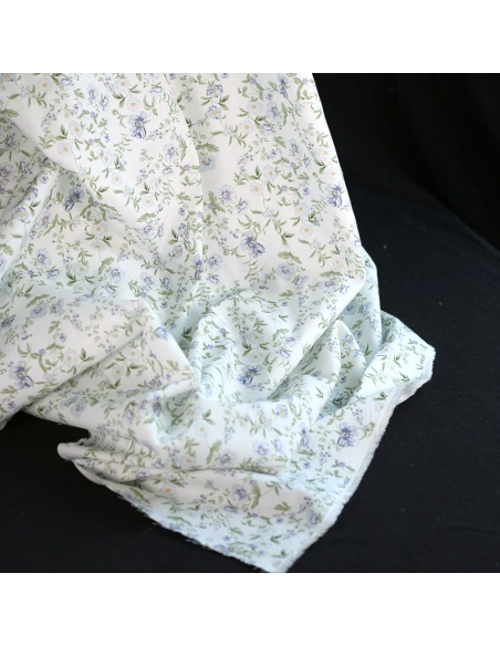 Romy - Popeline douce coton organique fond lait imprimé fleuri bleu