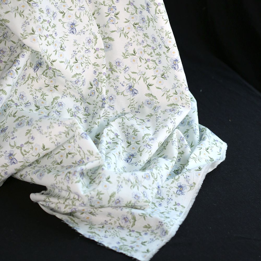 Romy - Popeline douce coton organique fond lait imprimé fleuri bleu