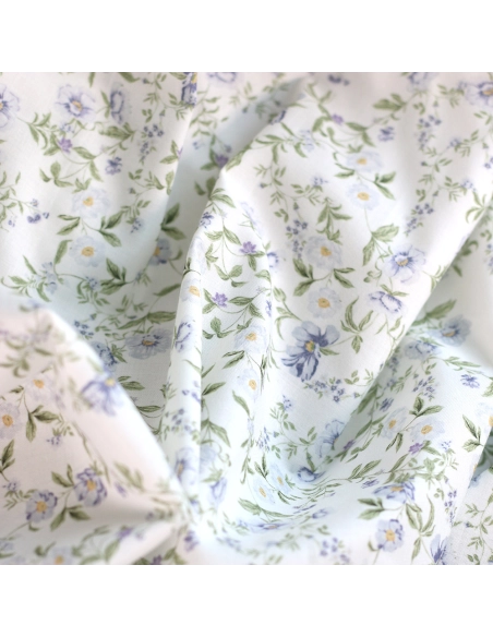 Romy - Popeline douce coton organique fond lait imprimé fleuri bleu