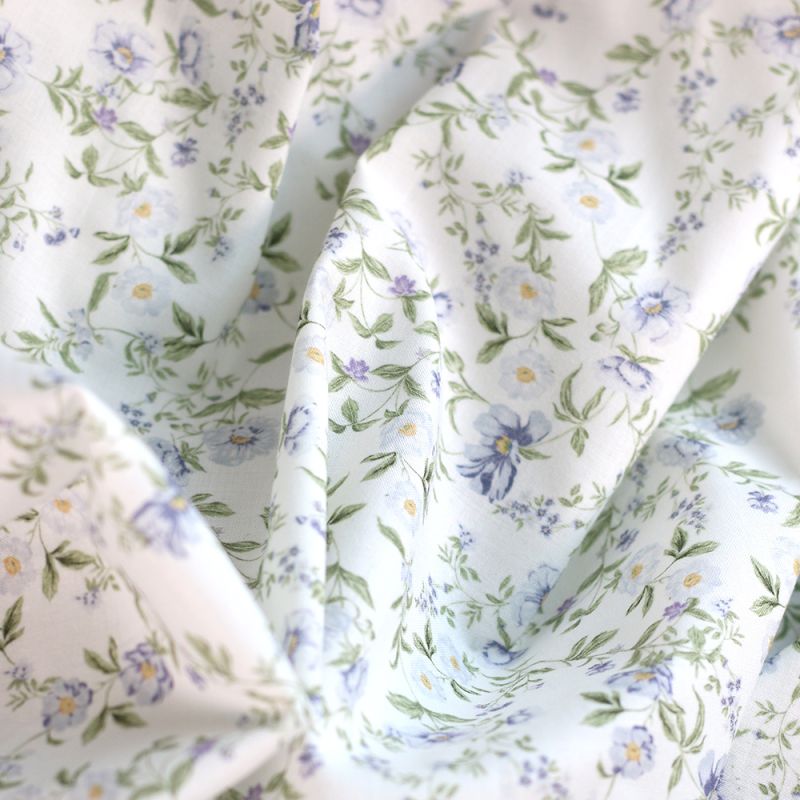 Romy - Popeline douce coton organique fond lait imprimé fleuri bleu