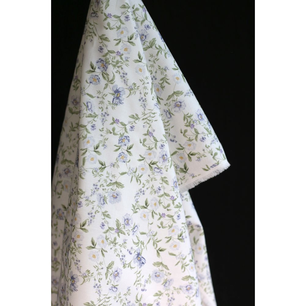 Romy - Popeline douce coton organique fond lait imprimé fleuri bleu