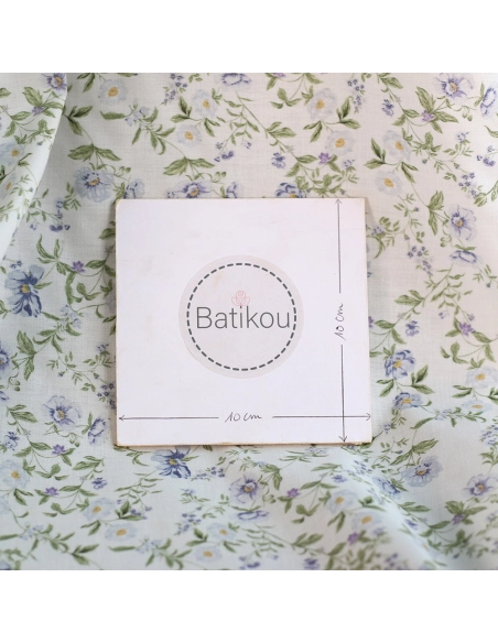 Romy - Popeline douce coton organique fond lait imprimé fleuri bleu