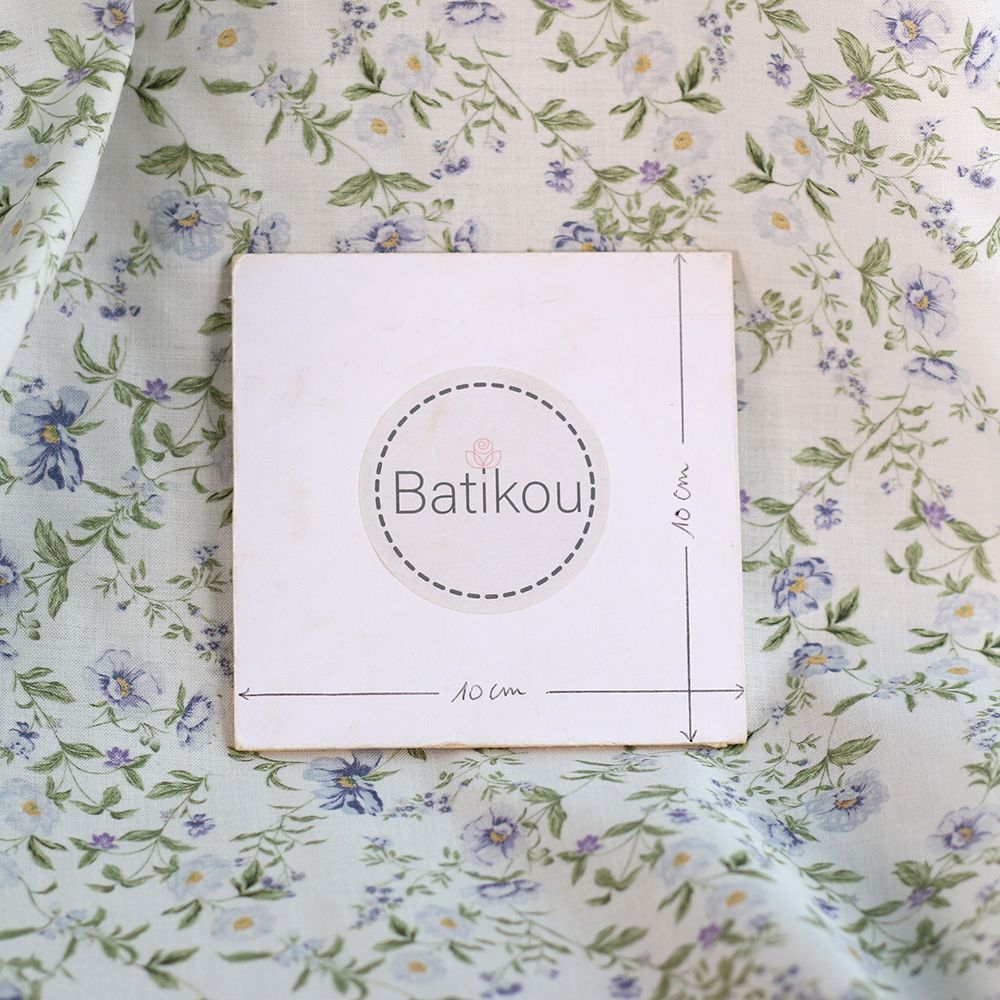 Romy - Popeline douce coton organique fond lait imprimé fleuri bleu