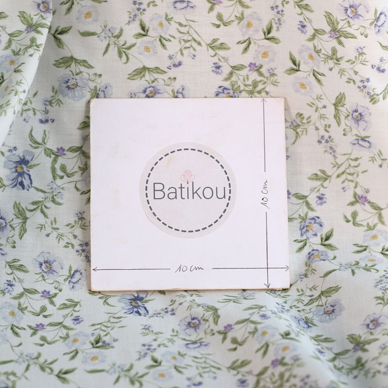 Romy - Popeline douce coton organique fond lait imprimé fleuri bleu