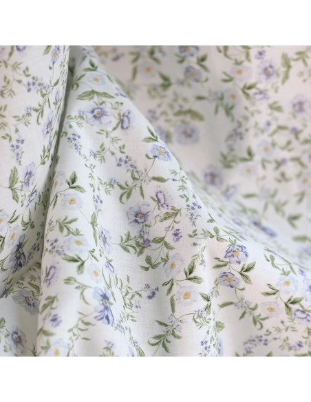 Romy - Popeline douce coton organique fond lait imprimé fleuri bleu