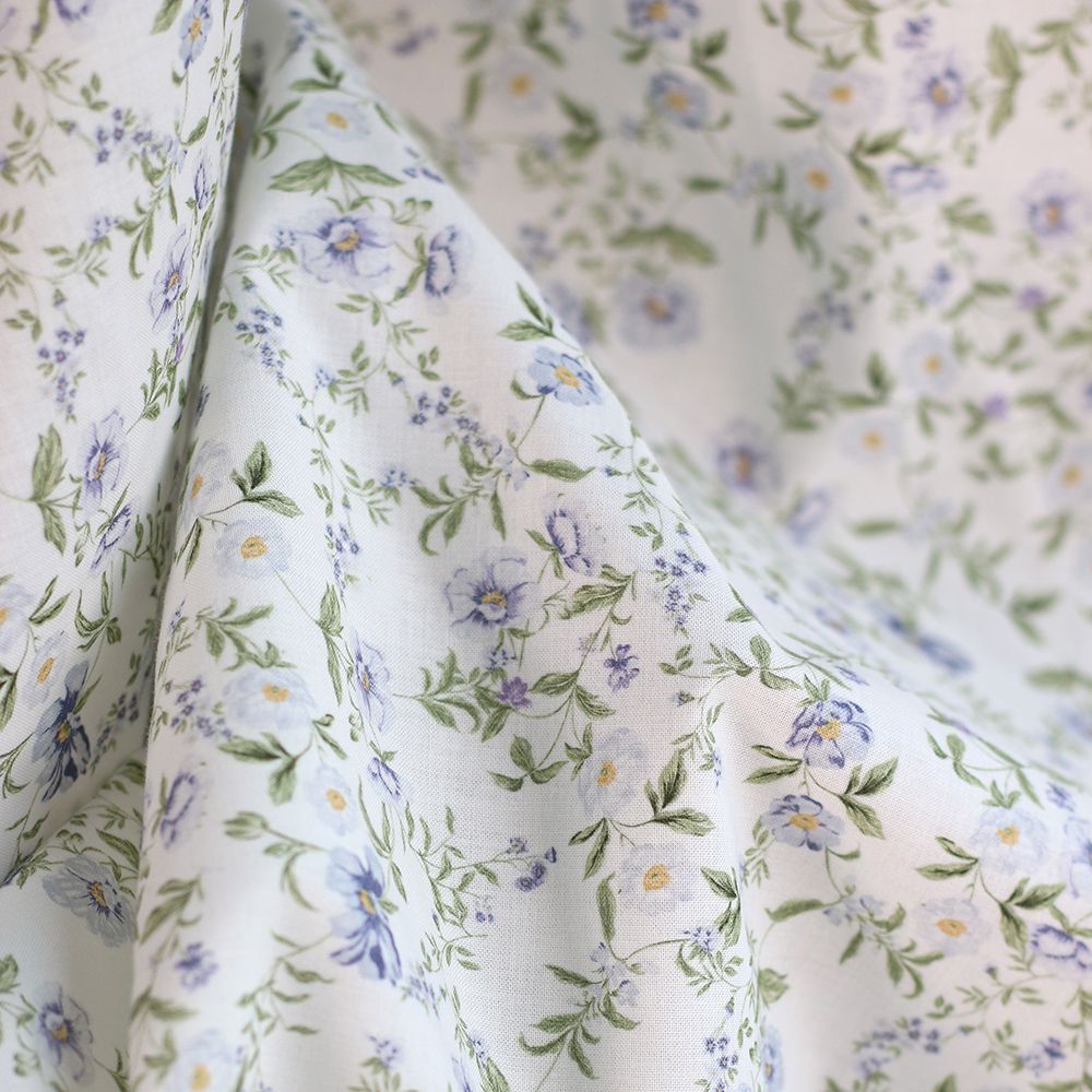 Romy - Popeline douce coton organique fond lait imprimé fleuri bleu