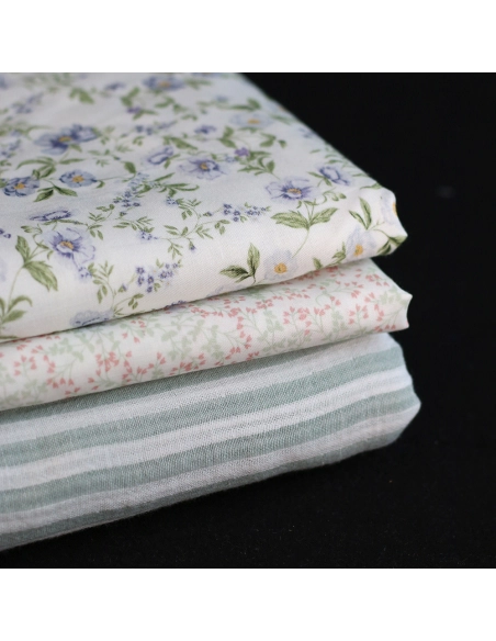 Romy - Popeline douce coton organique fond lait imprimé fleuri bleu