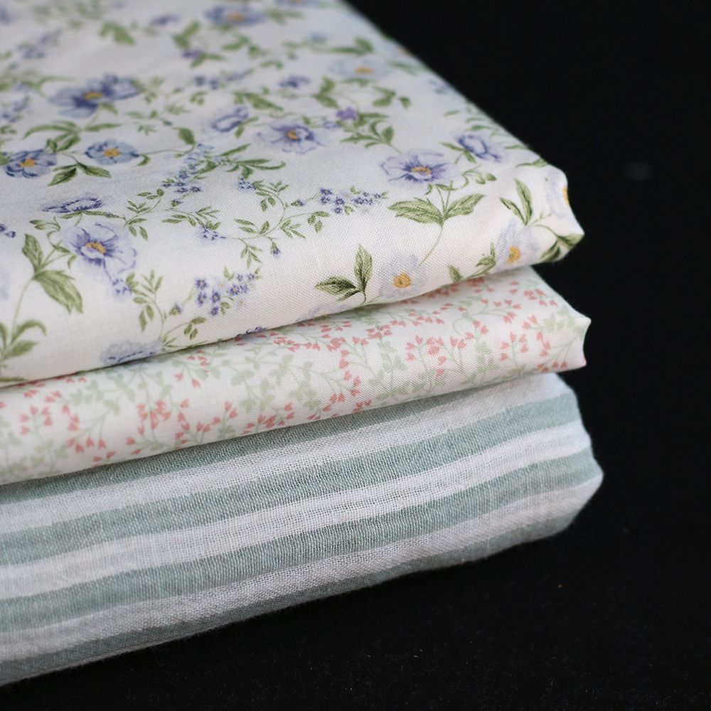 Romy - Popeline douce coton organique fond lait imprimé fleuri bleu