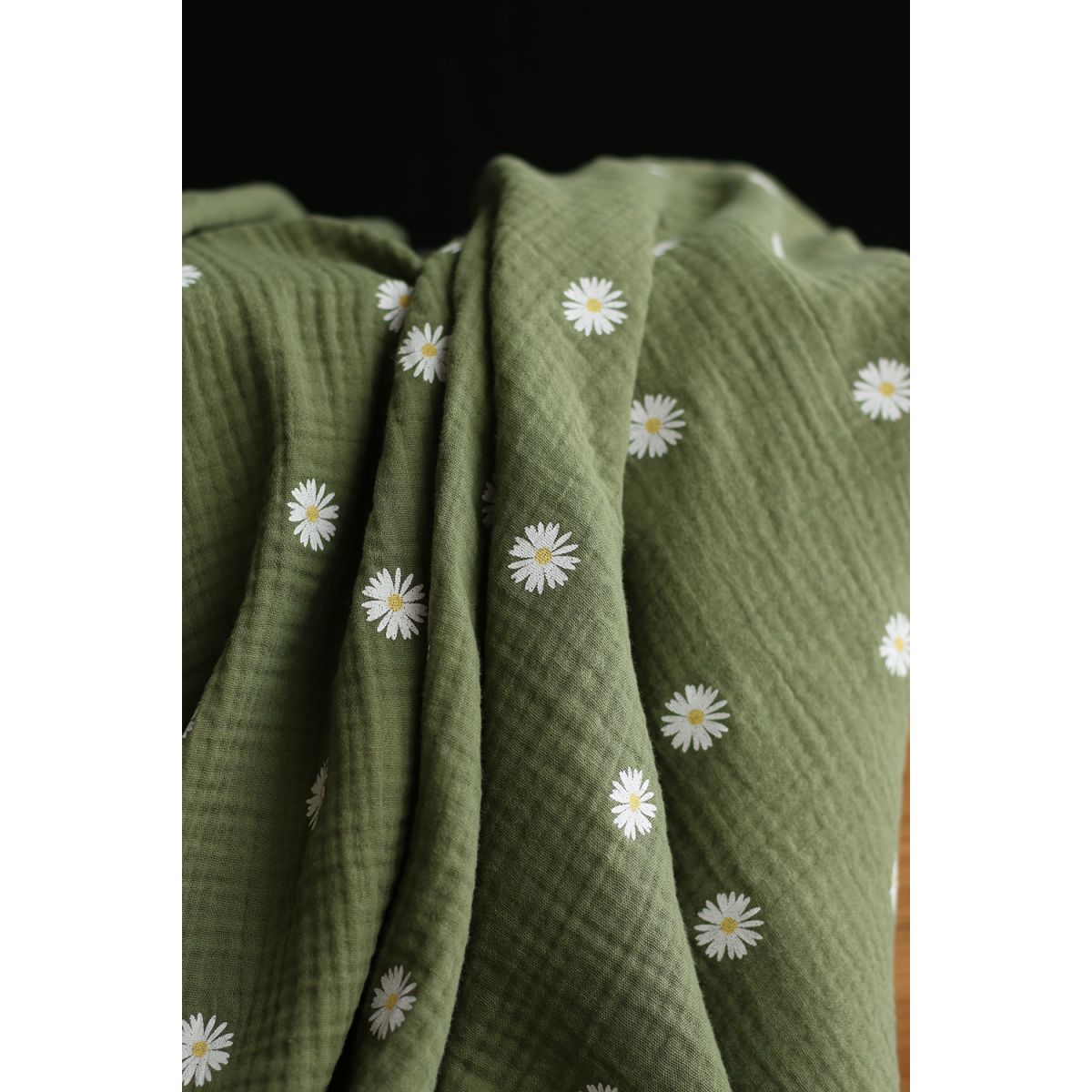 Daisy - Double gaze coton BIO motif exclusif fond vert olive Daisy - Double gaze coton BIO motif exclusif fond vert olive