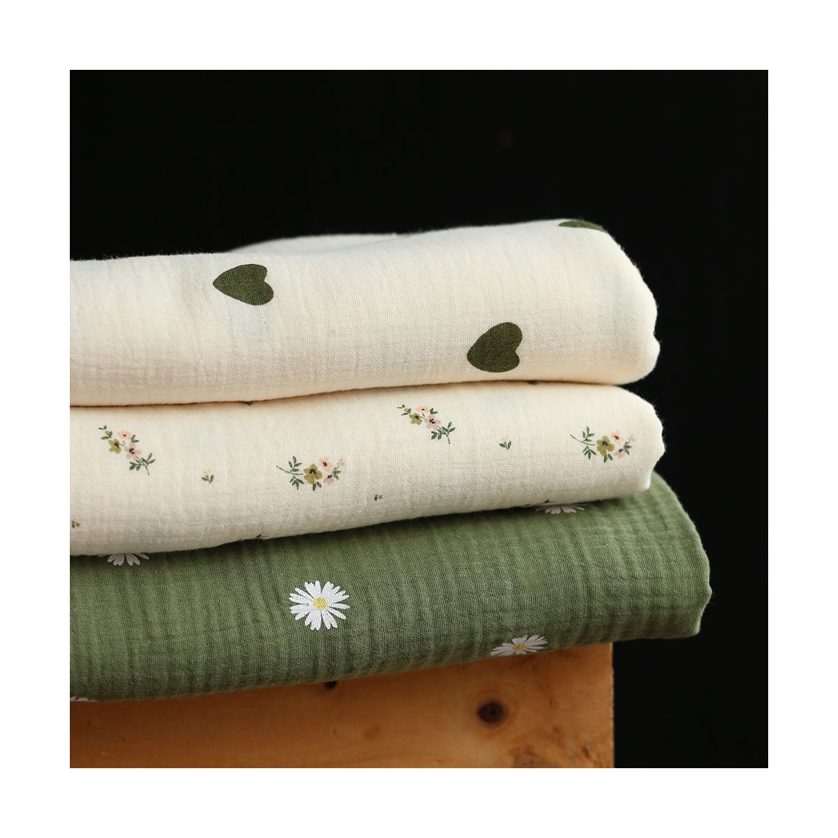 Daisy - Double gaze coton BIO motif exclusif fond vert olive Daisy - Double gaze coton BIO motif exclusif fond vert olive