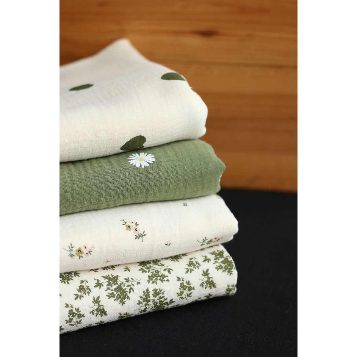 Daisy - Double gaze coton BIO motif exclusif fond vert olive Daisy - Double gaze coton BIO motif exclusif fond vert olive