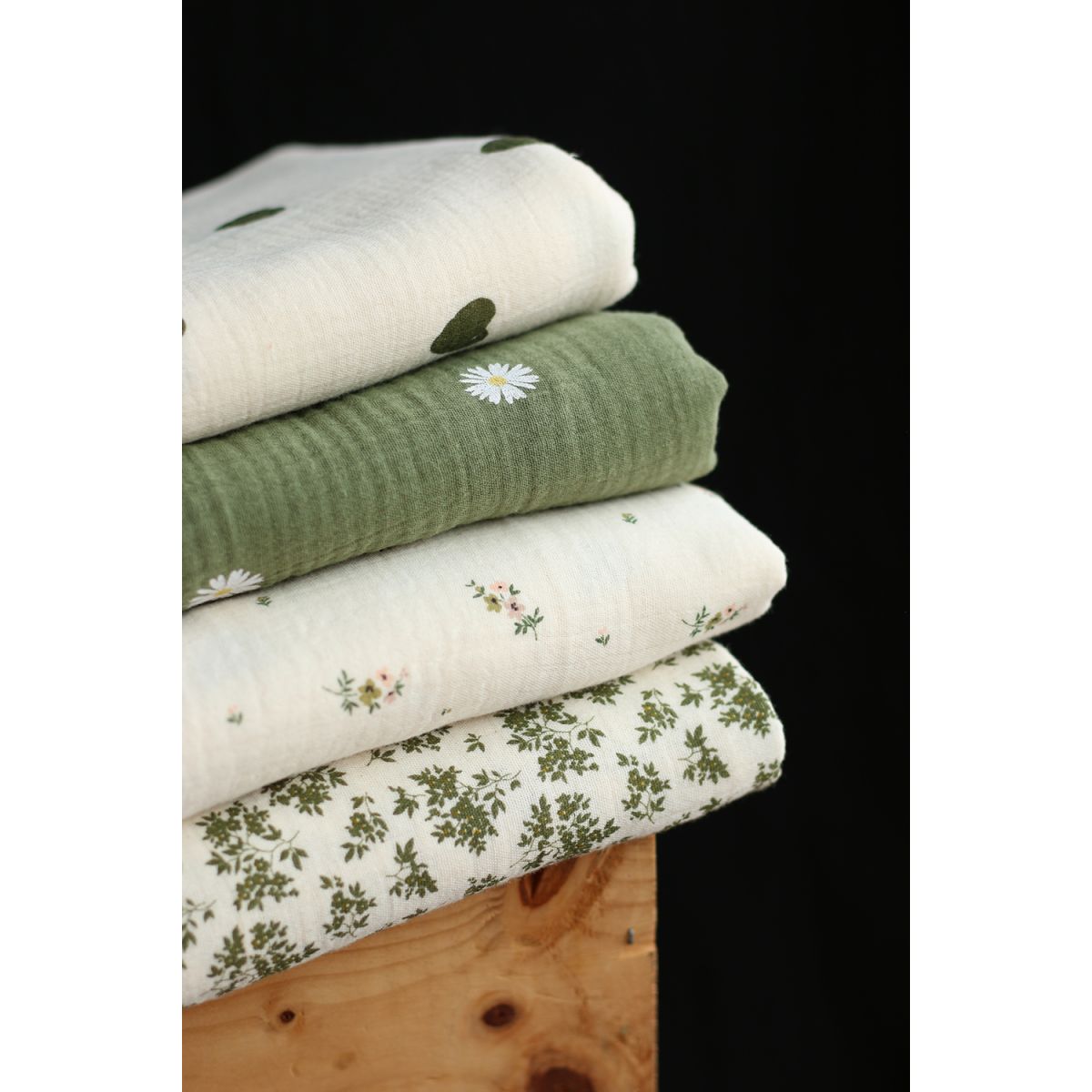Daisy - Double gaze coton BIO motif exclusif fond vert olive Daisy - Double gaze coton BIO motif exclusif fond vert olive