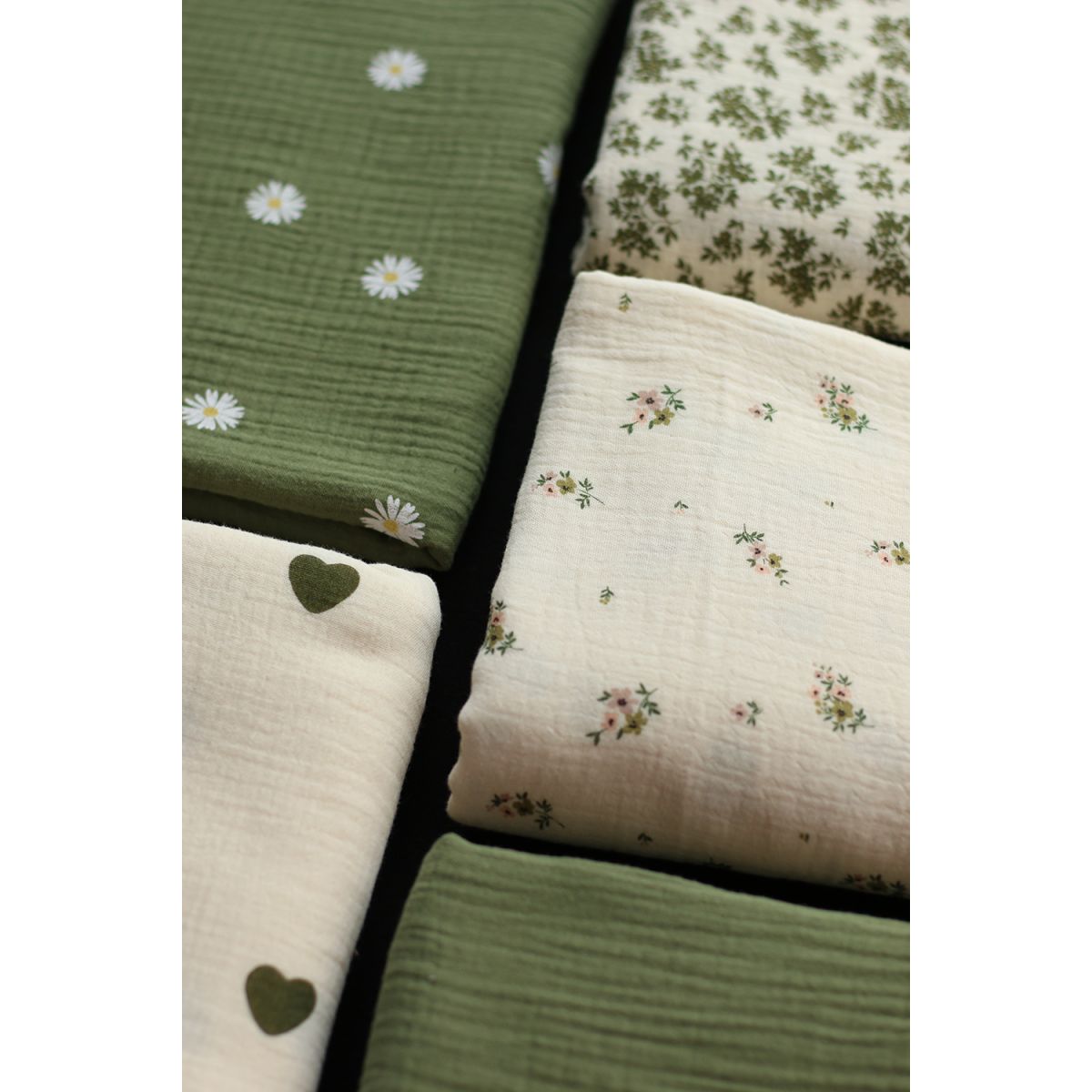 Daisy - Double gaze coton BIO motif exclusif fond vert olive Daisy - Double gaze coton BIO motif exclusif fond vert olive