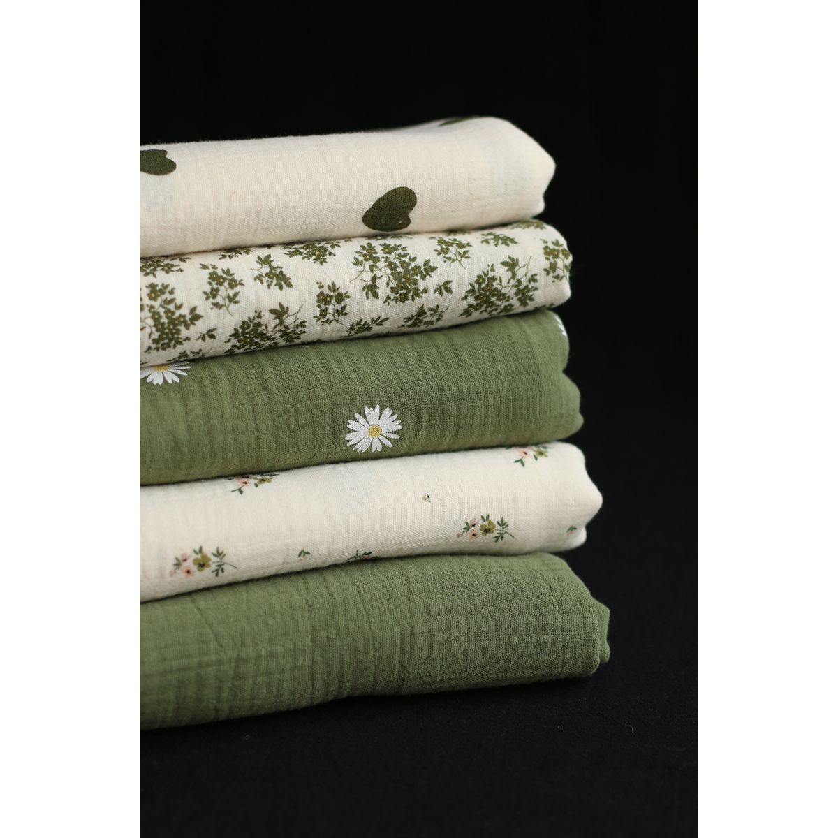 Daisy - Double gaze coton BIO motif exclusif fond vert olive Daisy - Double gaze coton BIO motif exclusif fond vert olive