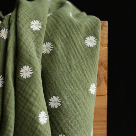 Daisy - Double gaze coton BIO motif exclusif fond vert olive Daisy - Double gaze coton BIO motif exclusif fond vert olive
