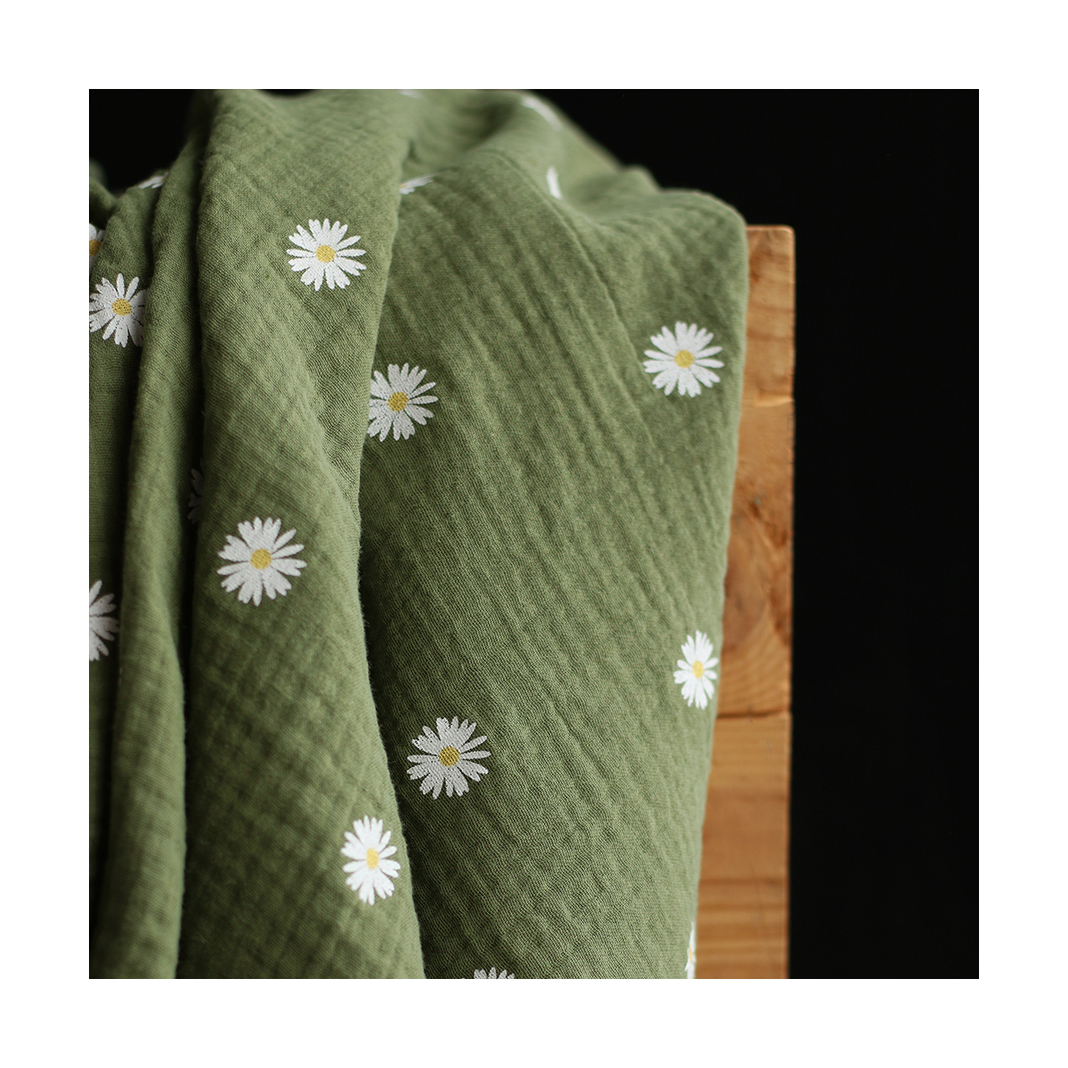 Daisy - Double gaze coton BIO motif exclusif fond vert olive Daisy - Double gaze coton BIO motif exclusif fond vert olive