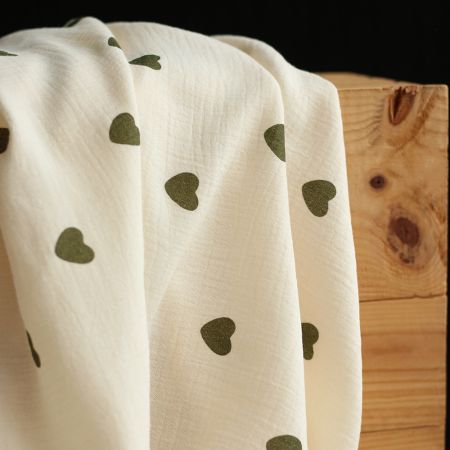 Manou - Double gaze de coton BIO exclusif écru à motif coeurs vert olive Manou - Double gaze de coton BIO exclusif écru à motif coeurs vert olive