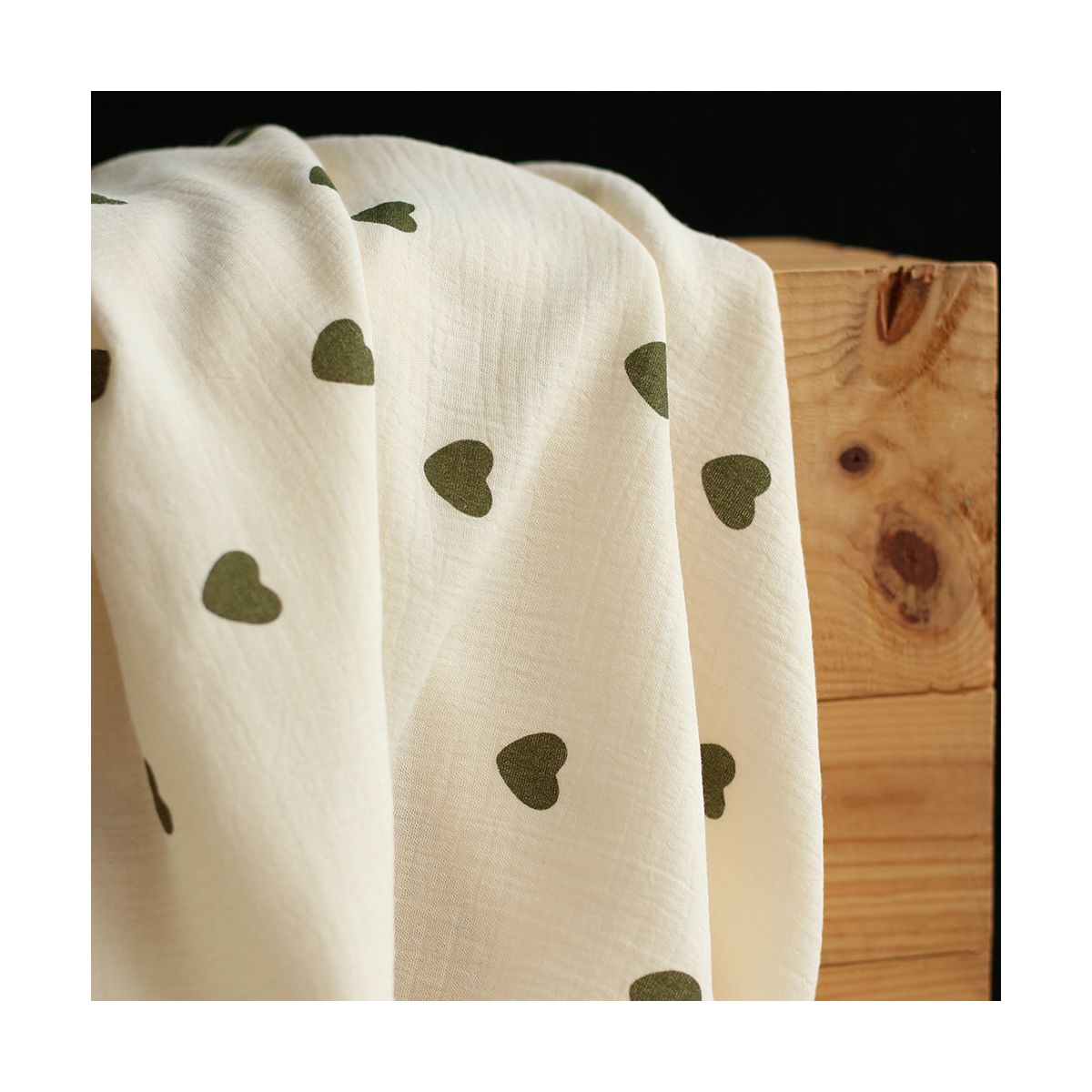 Manou - Double gaze de coton BIO exclusif écru à motif coeurs vert olive Manou - Double gaze de coton BIO exclusif écru à motif coeurs vert olive