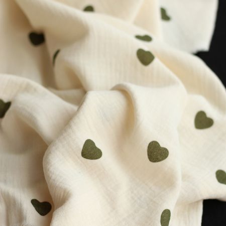 Manou - Double gaze de coton BIO exclusif écru à motif coeurs vert olive Manou - Double gaze de coton BIO exclusif écru à motif coeurs vert olive