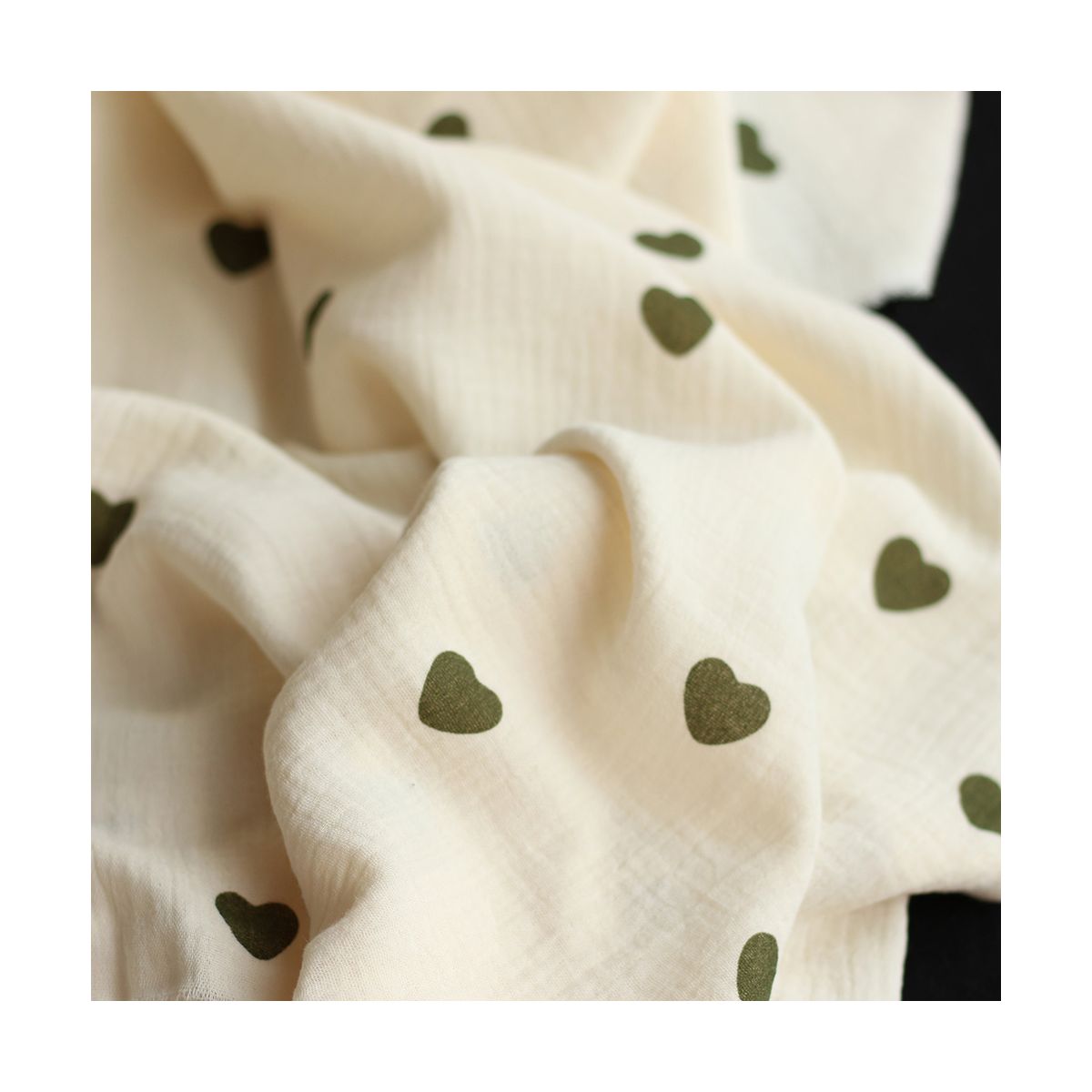 Manou - Double gaze de coton BIO exclusif écru à motif coeurs vert olive Manou - Double gaze de coton BIO exclusif écru à motif coeurs vert olive