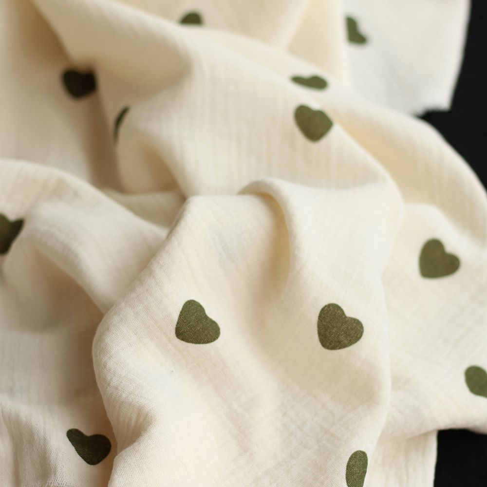 Manou - Double gaze de coton BIO exclusif écru à motif coeurs vert olive Manou - Double gaze de coton BIO exclusif écru à motif coeurs vert olive