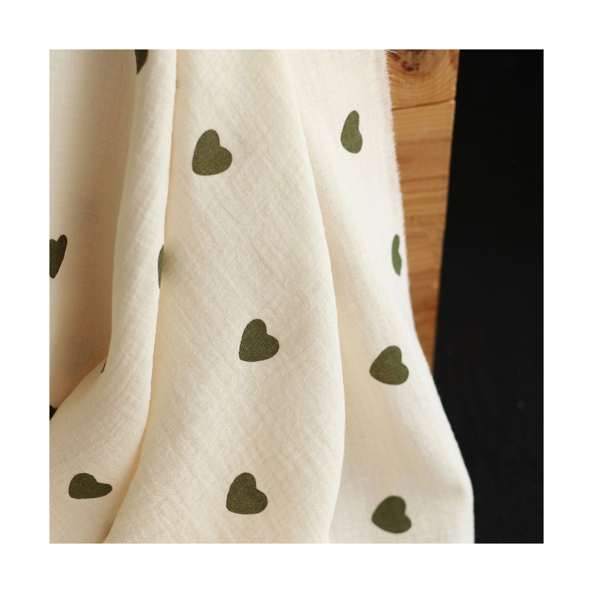 Manou - Double gaze de coton BIO exclusif écru à motif coeurs vert olive Manou - Double gaze de coton BIO exclusif écru à motif coeurs vert olive